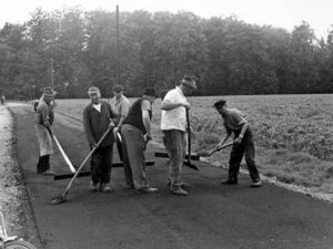 Die fleißigen Oerie asphaltieren die Straße "Zum Walde". Vor der Eingemeindung 1974 war Oerie eigenständig und hat solche Maßnahmen selbstfinanziert. Wenn man den Quellen glauben kann, da hatte Oerie immer einen soliden Haushalt. Da träumt man heute von....