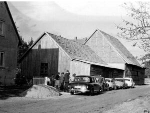 Eine Feier bei Hellmuthäuser, Zum Walde 16. Bei den alten Gebäuden handelt es sich um den Schafstall des alten Mensinghofes. Dem Vorgänger des Hofes im Hummelweg. Die Scheunengebäude wurden nach einem Brand in den 1970ern abgerissen. Die Äste oben rechts gehörten zum dem Bauerngarten des Hofes im Hummelweg.