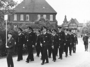 Feuerwehrumzug, von links nach rechts: Bernhard Beichert, Hubert Beichert, Heinrich Ellmers, (Schlachter) Heinrich Hake, Herbert Mielke, Christoph Sellhorn, Willi Schmidt, Gerhard Müller, Friedel Klaproth, Günter Hake